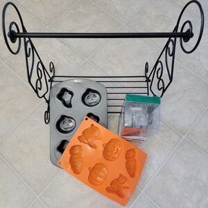 Kitchen Bundle With Halloween Silicone & Metal Bake Set
